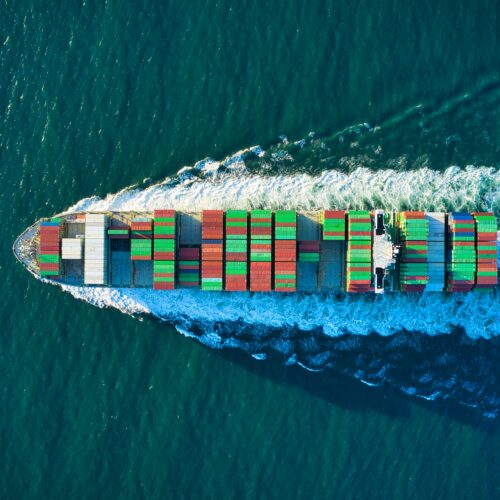 Transport morski kontenerami: Jak funkcjonuje i dlaczego jest kluczowy?