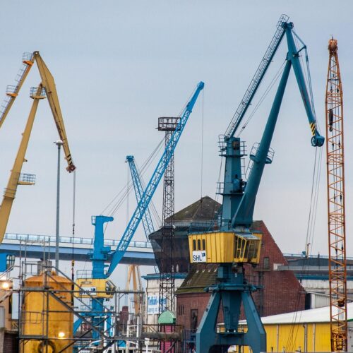 Maszyny kluczowe dla przemysłu ciężkiego: Jakie urządzenia napędzają nowoczesne fabryki?