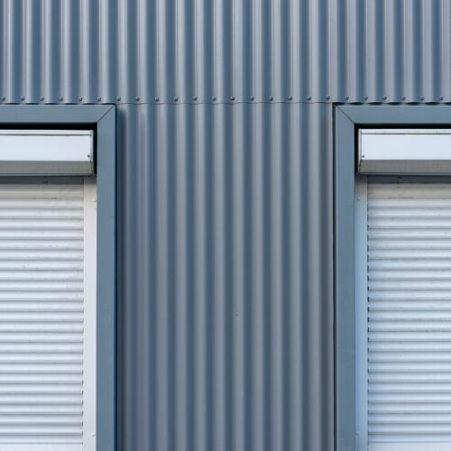 Żaluzje zewnętrzne – Kiedy je montować i jak otworzyć rolety elektryczne bez prądu?