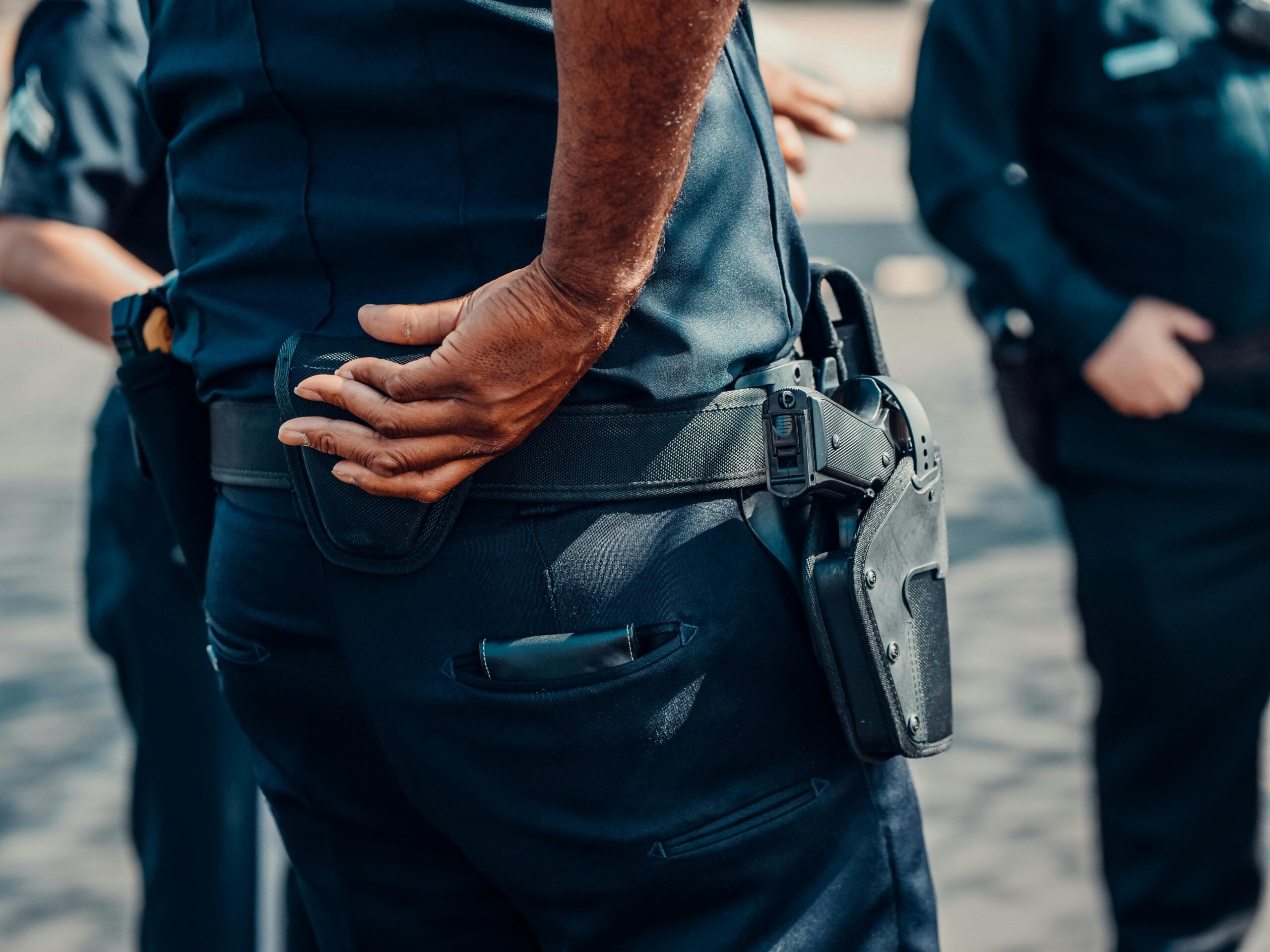 Kabura wewnętrzna IWB – Jak nosić broń w ukryciu i co sprawdzić przed zakupem, żeby codzienne noszenie nie było udręką?