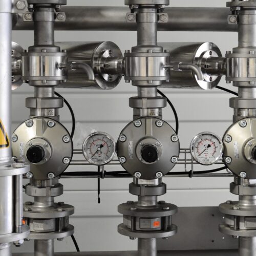 Sprężone powietrze w zakładzie produkcyjnym – Jak dobrać kompresor i uniknąć strat energii?